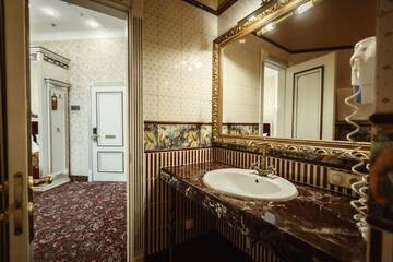 Фото номера Улучшенный двухместный номер с 1 кроватью Отель De Paris Hotel г. Киев 5