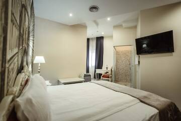 Фото номера Улучшенный двухместный номер с 1 кроватью Отель De Paris Hotel г. Киев 9