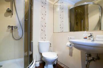 Фото номера Семейные апартаменты Отель 7 Sky Hotel Klinicheskaya Street (2d entrance) г. Киев 4