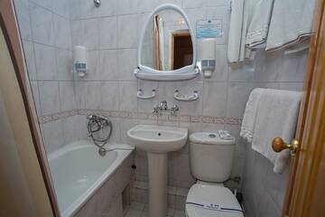 Фото номера Двухместный номер эконом-класса с 2 отдельными кроватями Отель Гостиница Мир г. Киев 4