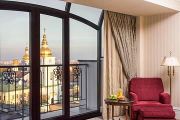 Фото номера Представительский клубный номер с кроватью размера «king-size» Отель InterContinental - Kyiv г. Киев 5
