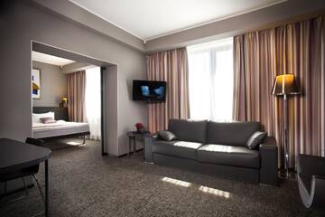 Фото номера Люкс с кроватью размера &quot;king-size&quot; и диваном-кроватью Отель Mercure Kyiv Congress г. Киев 3