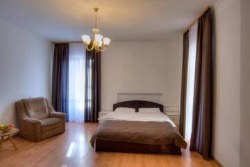 Фото номера Апартаменты с балконом на Михайловской улице, 2 Апартаменты BestKievApartment г. Киев 2