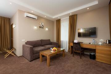 Фото номера Номер-студио Делюкс с кроватью размера &quot;queen-size&quot; Отель Crystal Hotel г. Киев 4