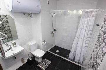 Фото номера Двухместный номер Делюкс с 1 кроватью и балконом Апартаменты East Residence г. Киев 8