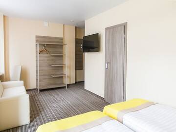 Фото номера Улучшенный двухместный номер с 2 отдельными кроватями Отель Raziotel Kyiv Yamska г. Киев 6