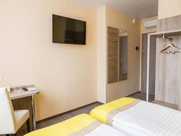 Фото номера Стандартный двухместный номер с 2 отдельными кроватями Отель Raziotel Kyiv Yamska г. Киев 9