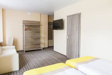 Фото номера Улучшенный двухместный номер с 2 отдельными кроватями Отель Raziotel Kyiv Yamska г. Киев 5