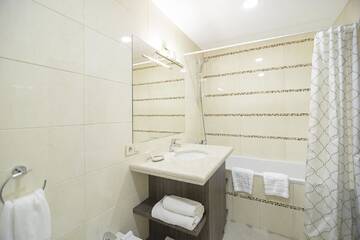 Фото номера Полулюкс, вид на бассейн Отель SPA Hotel Galera г. Киев 6