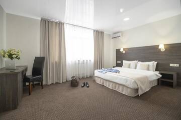 Фото номера Полулюкс, вид на бассейн Отель SPA Hotel Galera г. Киев 3