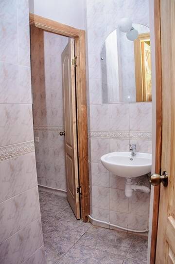 Фото номера Кровать в четырехместном номере «Премиум» Хостелы Golden Globus Hostel г. Киев 2