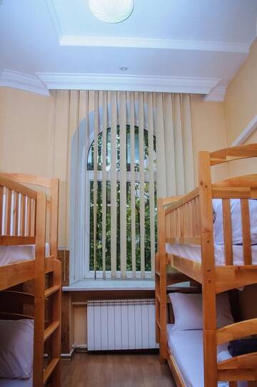 Фото номера Кровать в стандартном четырехместном номере Хостелы Golden Globus Hostel г. Киев 4