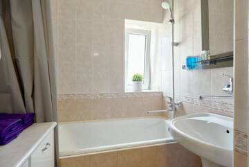 Фото номера Апартаменты с 2 спальнями Апартаменты V80-18 MODERN TWO NEW LARGE 80m2 SEPARATE 2BEDROOMS - CENTRAL LOCATION, OLYMPIC STADIUM - GULLIVER MALL - Velyka Vasylkivska St, 80 г. Киев 74