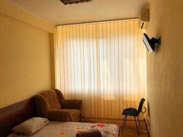 Фото номера Трехместный номер с собственной ванной комнатой Отель Freedom Hotel Kiev г. Киев 5