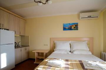 Фото номера Улучшенные апартаменты Апарт-отели ApartHotel on Klinichna st. (1st entrance) г. Киев 7