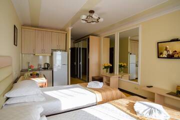 Фото номера Стандартные апартаменты Апарт-отели ApartHotel on Klinichna st. (1st entrance) г. Киев 4