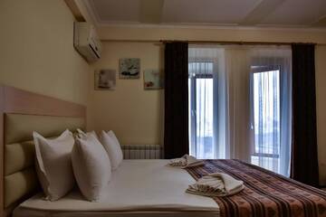 Фото номера Улучшенные апартаменты Апарт-отели ApartHotel on Klinichna st. (1st entrance) г. Киев 2