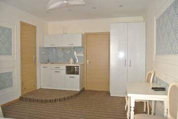 Фото номера Улучшенный номер-студио Отель Mini Hotel on Poznyaky г. Киев 7