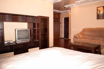 Фото номера Апартаменты с балконом Апартаменты KyivStay Pochaynynska Apartment г. Киев 10