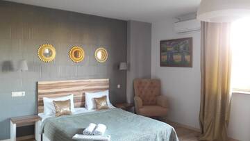 Фото номера Улучшенный трехместный номер Отель Mini Hotel on Demiivska г. Киев 5