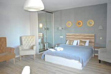 Фото номера Улучшенный трехместный номер Отель Mini Hotel on Demiivska г. Киев 7