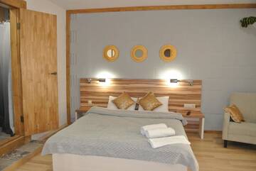 Фото номера Двухместный номер Делюкс с 1 кроватью Отель Mini Hotel on Demiivska г. Киев 4