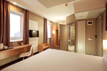 Фото номера Номер «Премиум» Отель ibis Kiev Railway Station г. Киев 2