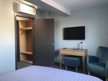 Фото номера Стандартный номер с кроватью размера &quot;king-size&quot; Отель Dudman Hotel г. Киев 3