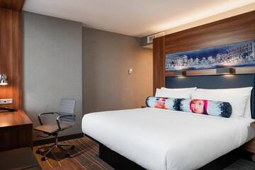 Фото номера Двухместный номер с кроватью размера &quot;king-size&quot; Отель Sky Loft Hotel Kyiv by Rixwell г. Киев 4