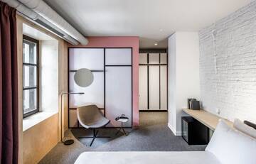 Фото номера Улучшенный двухместный номер с 1 кроватью Отель BURSA Hotel Kyiv г. Киев 2