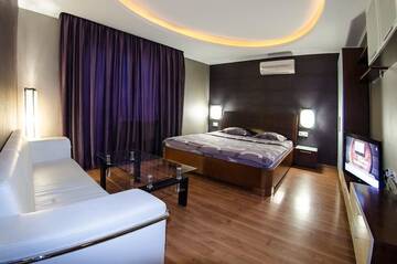 Фото номера Двухместный номер Делюкс с 1 кроватью Апартаменты Hotrent Deluxe Arena City г. Киев 6