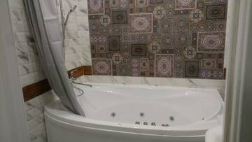 Фото номера Люкс с гидромассажной ванной Отель Hotel The gallery г. Киев 7