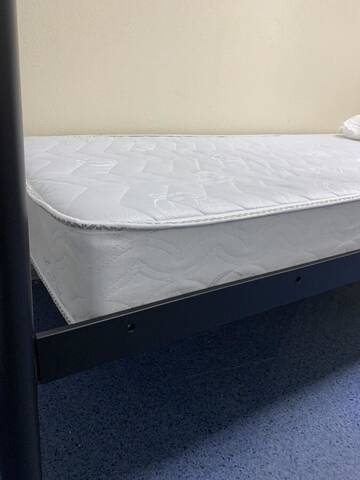 Фото номера Спальное место на двухъярусной кровати в общем номере для мужчин Хостелы UNEED г. Киев 3