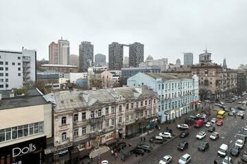 Фото номера Апартаменты с 3 спальнями Апартаменты V 80-28 MODERN SUPER LOFT - THREE NEW 3BEDROOMS 100 m2 FOR BIG COMPANY, GOOD VIEW ON OLYMPIC STADIUM, Velyka Vasylkivska St, 80 г. Киев 84