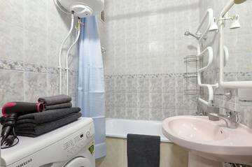 Фото номера Апартаменты с 3 спальнями Апартаменты V 80-28 MODERN SUPER LOFT - THREE NEW 3BEDROOMS 100 m2 FOR BIG COMPANY, GOOD VIEW ON OLYMPIC STADIUM, Velyka Vasylkivska St, 80 г. Киев 10