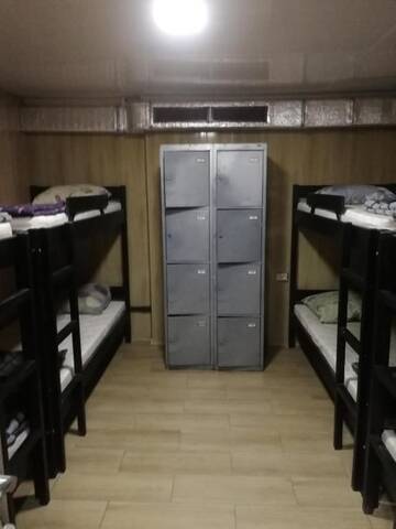 Фото номера Кровать в общем 6-местном номере Хостелы Hostel on metro Svyatoshino Kak doma г. Киев 4
