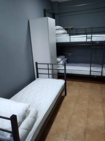 Фото номера Двухместный номер с 2 отдельными кроватями Хостелы MegaHostel г. Киев 10