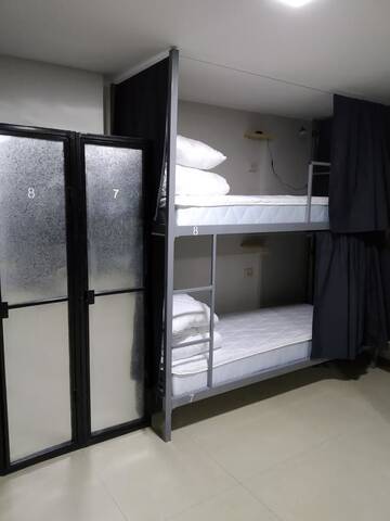 Фото номера Спальное место на двухъярусной кровати в общем номере для мужчин Хостелы Mega Hostel г. Киев 6