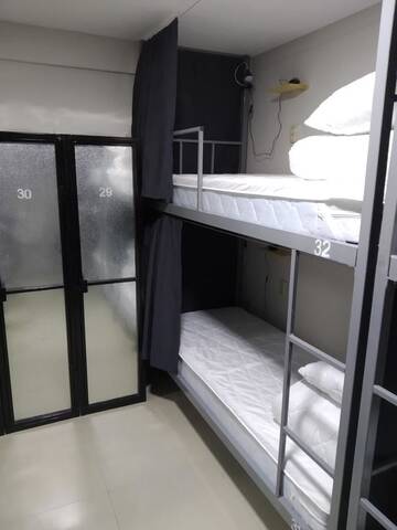 Фото номера Спальное место на двухъярусной кровати в общем номере для мужчин Хостелы Mega Hostel г. Киев 9