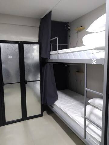 Фото номера Спальное место на двухъярусной кровати в общем номере для мужчин Хостелы Mega Hostel г. Киев 14