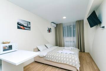 Фото номера Улучшенный номер с кроватью размера «king-size» Апарт-отели FlatRent SmartHouse г. Киев 2