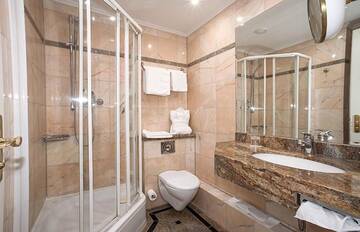 Фото номера Люкс с 2 спальнями Апартаменты Kiev Lypki Signature Apartments г. Киев 8