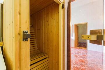 Фото номера Апартаменты с 3 спальнями Апартаменты KyivHome with 3bedrooms, Jaccuzzi, Sauna г. Киев 56