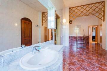 Фото номера Апартаменты с 3 спальнями Апартаменты KyivHome with 3bedrooms, Jaccuzzi, Sauna г. Киев 15