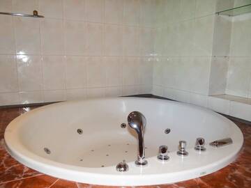 Фото номера Апартаменты с 3 спальнями Апартаменты KyivHome with 3bedrooms, Jaccuzzi, Sauna г. Киев 16