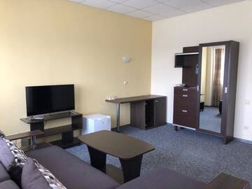 Фото номера Трехместный номер с душем Отель Mini Hotel on Brovarskaya г. Киев 9