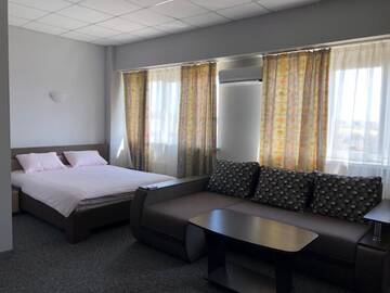 Фото номера Трехместный номер с душем Отель Mini Hotel on Brovarskaya г. Киев 12