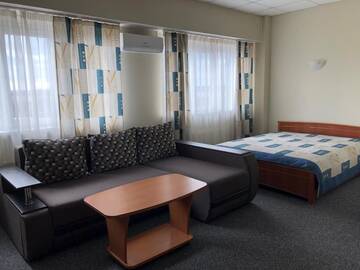 Фото номера Трехместный номер с душем Отель Mini Hotel on Brovarskaya г. Киев 15