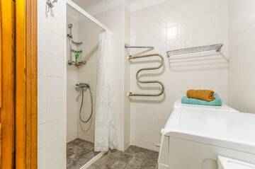 Фото номера Кровать в общем 6-местном номере Хостелы Sun City Hostel 3 г. Киев 5