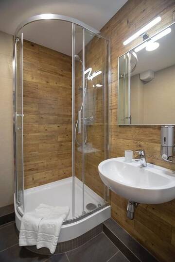 Фото номера Двухместный номер с 2 отдельными кроватями Отель Favor Sport Hotel г. Киев 8